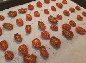 Una foto de Tomatitos confitados