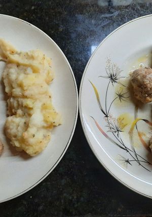 Una foto de Albóndigas hervidas con puré saborizado
