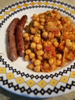 Una foto de Salchichas con garbanzos al orégano - fácil