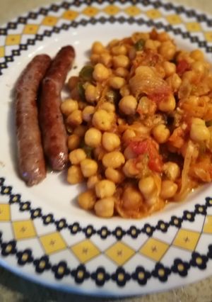 Foto principal de Salchichas con garbanzos al orégano - fácil