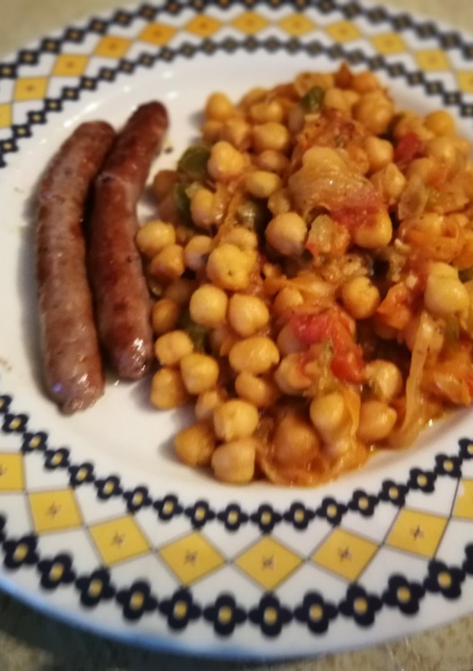 Una foto de Salchichas con garbanzos al orégano - fácil