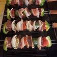Brochetas asadas de carne y vegetales