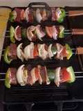 Brochetas asadas de carne y vegetales
