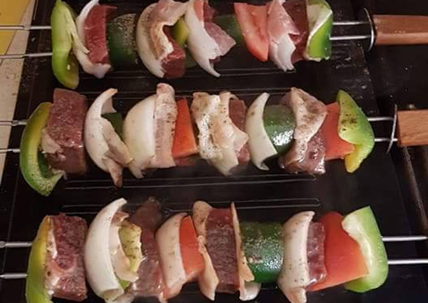 Brochetas asadas de carne y vegetales