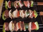 Una foto de brochetas de carne de españa
