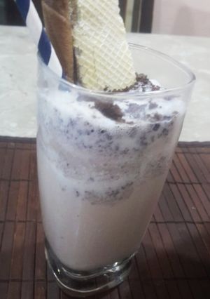 બ્રાઉની ચોકલેટ મિલ્કશેક (Brownie Chocolate Milk Shake Recipe In Gujarati) રેસીપી મુખ્ય ફોટો