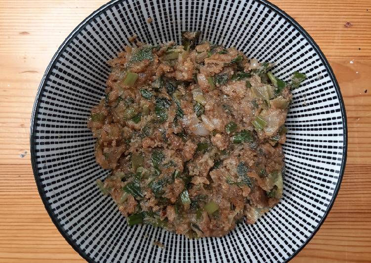 Spring onion with spicy peanut dressing