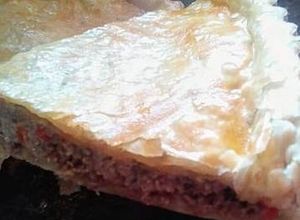 Una foto de Pastel de carne y crema con masa quebrada casera