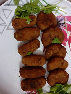 வாழைக்காய் உருளைக்கிழங்கு கட்லெட் (Vaalakaai Urulai cutletrecipe in tamil) செய்முறை முக்கிய புகைப்படம்