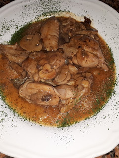 Una foto de Pollo guisado con salsa de ciruelas y champiñones
