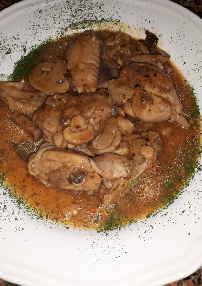 Una foto de Pollo guisado con salsa de ciruelas y champiñones
