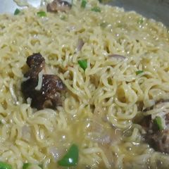 A picture of Noddles with green pepper and chicken.