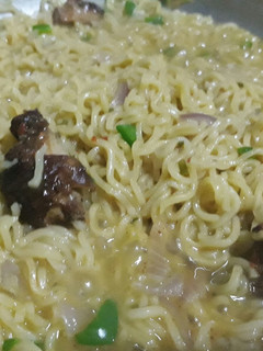 A picture of Noddles with green pepper and chicken.