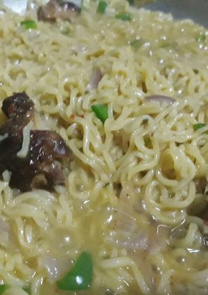 A picture of Noddles with green pepper and chicken.