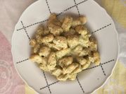 Una foto de ñoquis en salsa de perejil
