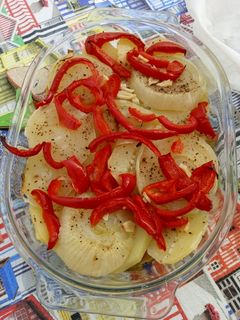Una foto de Papas con pimientos y cebolla al horno