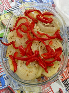 Una foto de Papas con pimientos y cebolla al horno