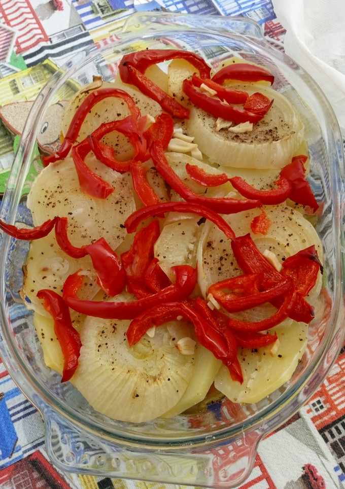 Una foto de Papas con pimientos y cebolla al horno