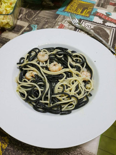 Una foto de Espaguetis negros y blancos con gambas