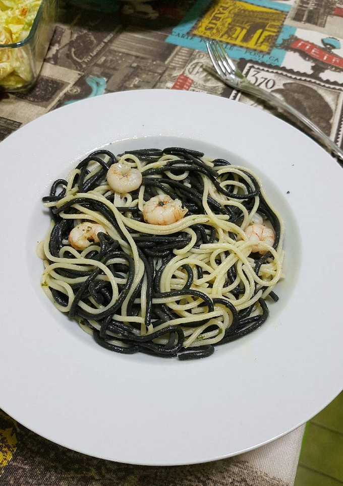 Una foto de Espaguetis negros y blancos con gambas