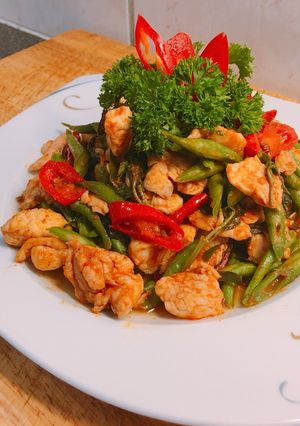 รูปของ ผัดพริกแกงไก่ใส่ถั่วฝักยาว By ครัวแม่ศรีเหลี่ยม