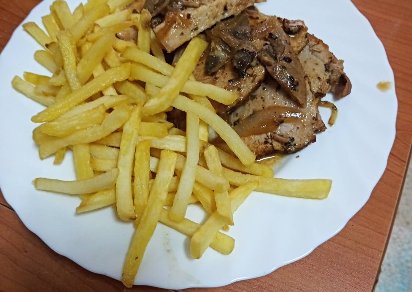 Cinta de lomo con champiñones al horno y papas fritas