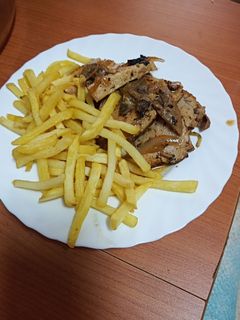 Una foto de Cinta de lomo con champiñones al horno y papas fritas