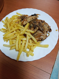 Una foto de Cinta de lomo con champiñones al horno y papas fritas
