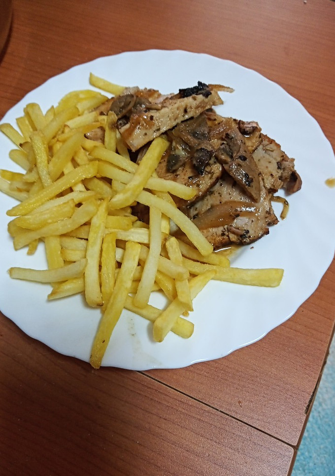 Una foto de Cinta de lomo con champiñones al horno y papas fritas