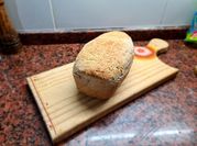 Una foto de pan integral y jamón