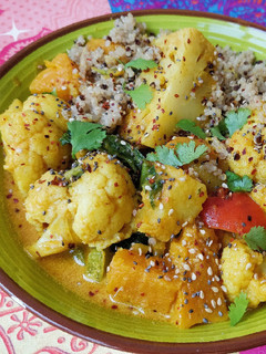 Una foto de Curry vegano de calabaza, coliflor y kale