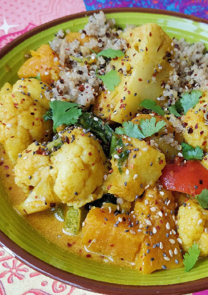 Una foto de Curry vegano de calabaza, coliflor y kale