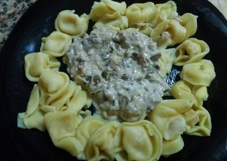 Raviolis de queso con salsa de setas y queso azul