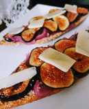 Tostas saludables con higos y lascas de queso manchego