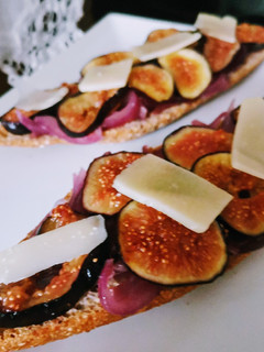 Una foto de Tostas saludables con higos y lascas de queso manchego