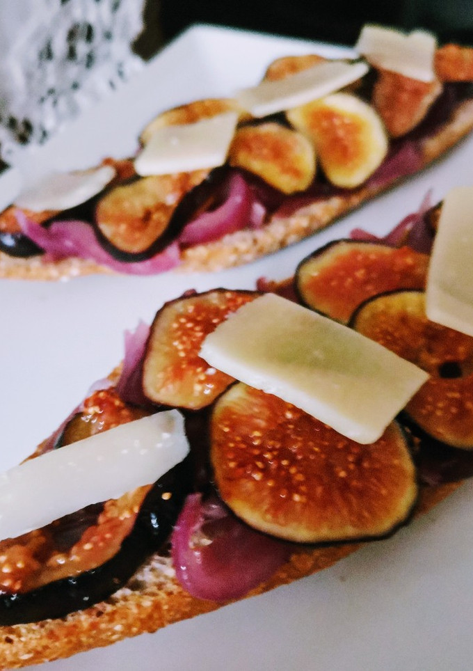 Una foto de Tostas saludables con higos y lascas de queso manchego