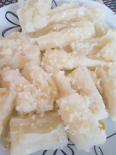 Una foto de Yuca con mojo