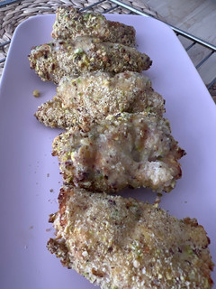 Una foto de Rollitos de pechuga de pollo con crocante pistacho
