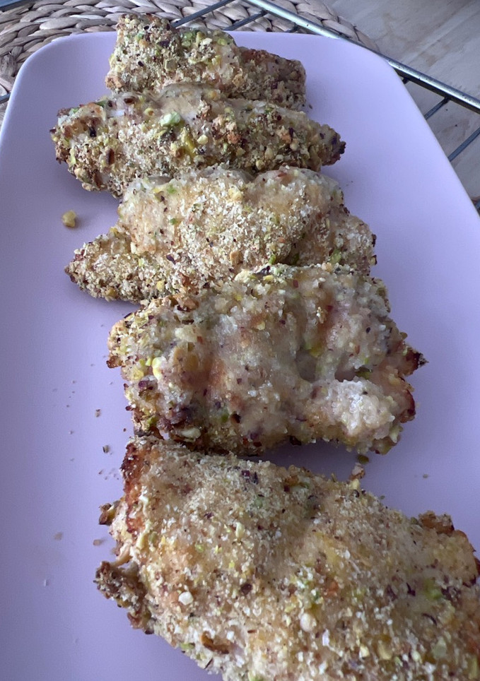 Una foto de Rollitos de pechuga de pollo con crocante pistacho