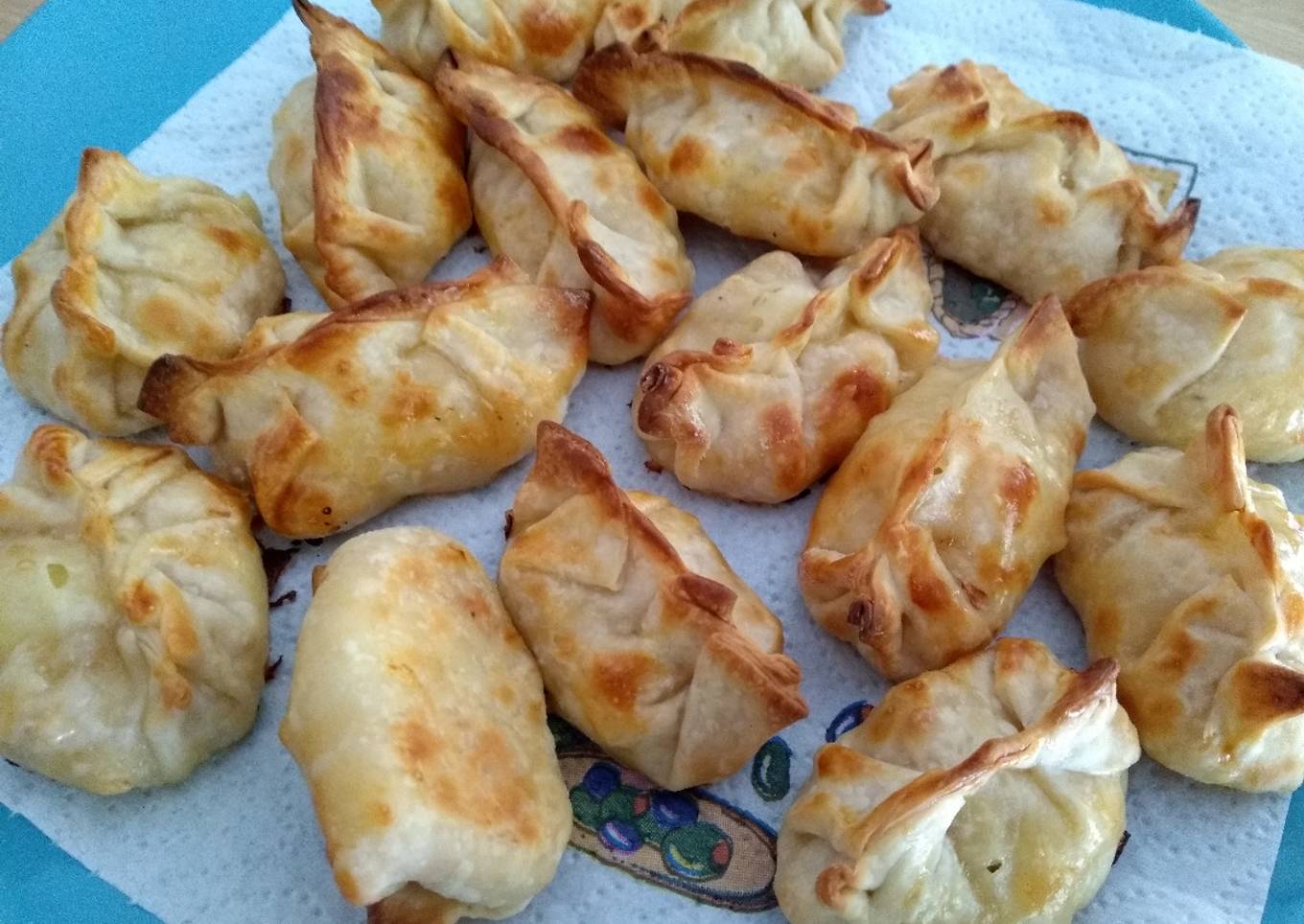 Empanadillas de pollo y huevo duro para aperitivo