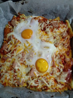 Una foto de Pizza 🍕 con base de patatas fritas 🍟