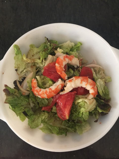 Una foto de Ensalada de langostinos