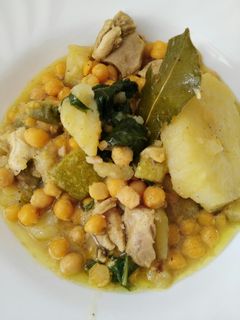 Una foto de Garbanzos compuesta con verduras verdes y hojas verdes