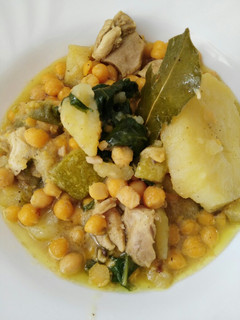 Una foto de Garbanzos compuesta con verduras verdes y hojas verdes
