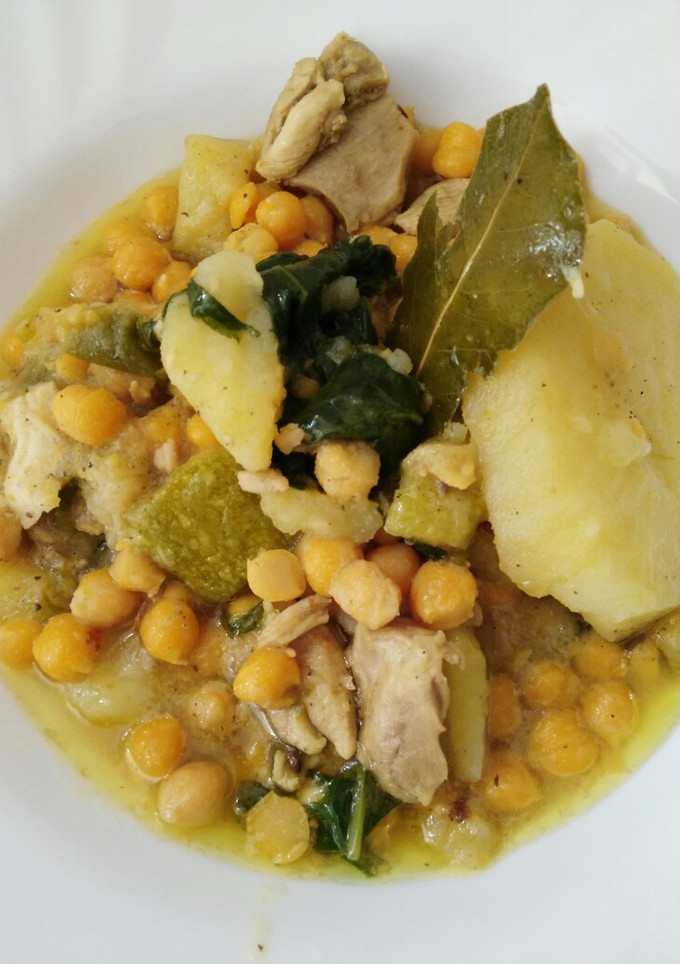 Una foto de Garbanzos compuesta con verduras verdes y hojas verdes