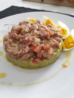 Una foto de Tartar de atún con guacamole a mi manera