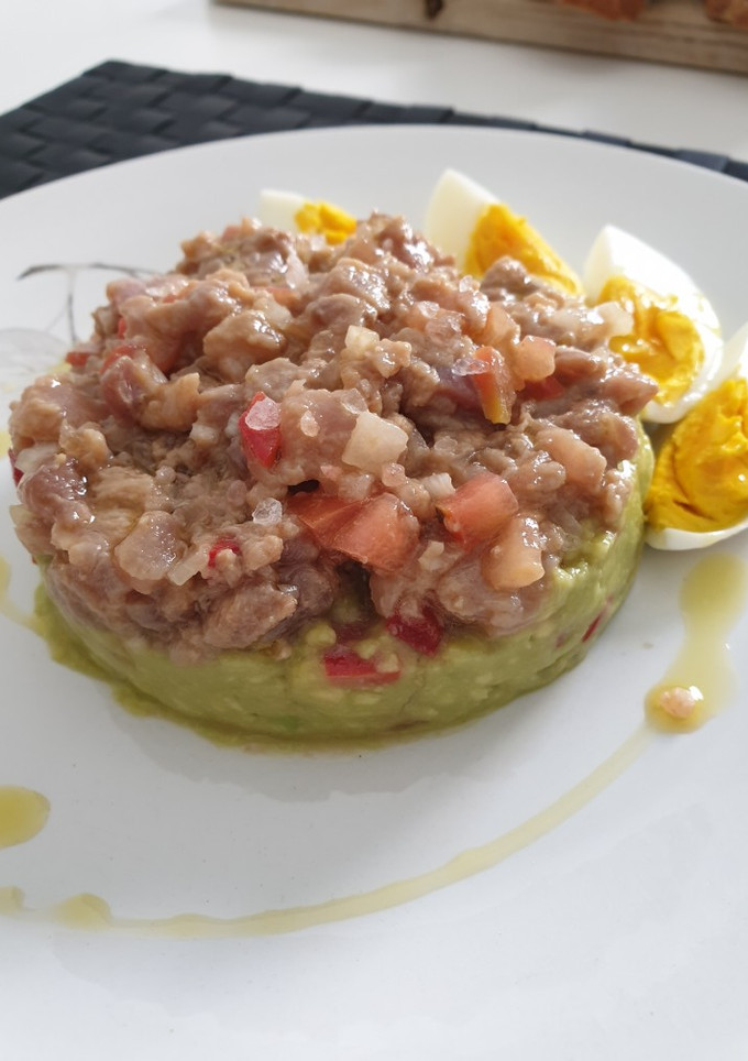 Una foto de Tartar de atún con guacamole a mi manera