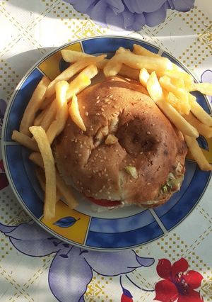 O poză a rețetei Hamburger cu piept de pui suculent.