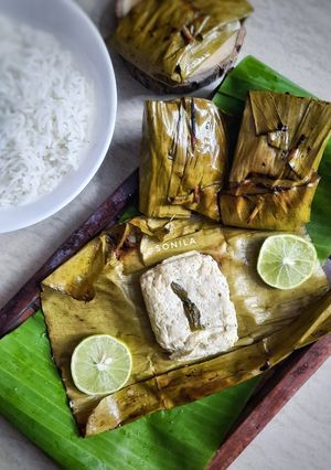 A picture of Chicken paturi.