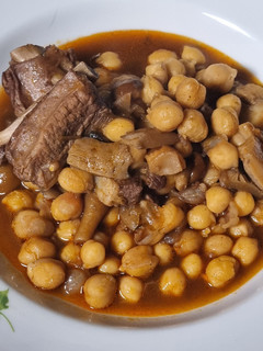 Una foto de Garbanzos con costillas y setas